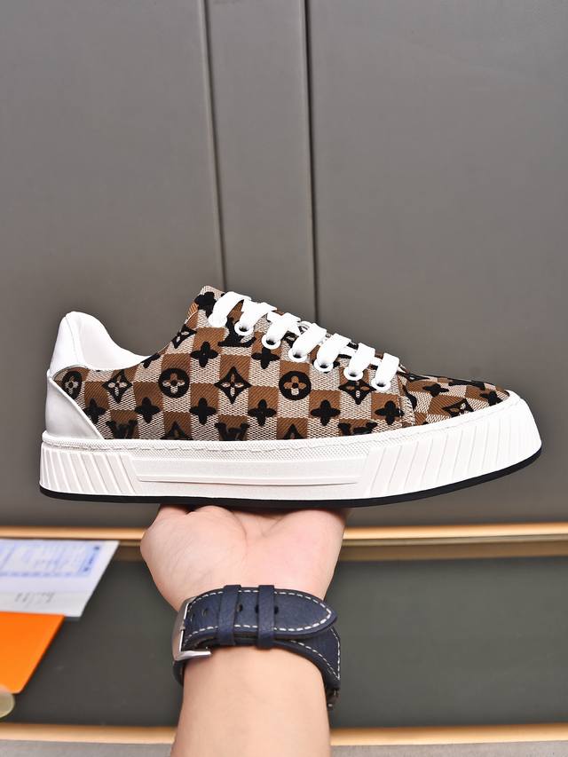 新品 商品商标：Lv* 路易威* 休闲鞋 正码码数: 38-44 可订做45 商品材料：鞋面1:1材质羊皮里，橡胶耐磨大底。